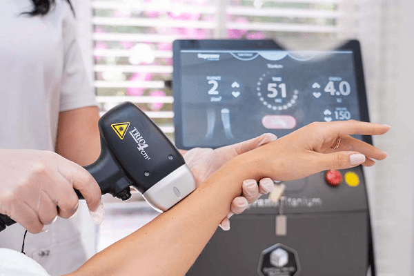 آیا دستگاه لیزر تیتانیوم تماسی است یا غیرتماسی ؟